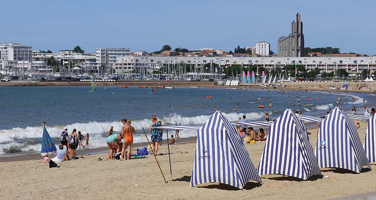 Vue de la mer à Royan avec les tentes à rayures bleues/blanches distinctives de Royan